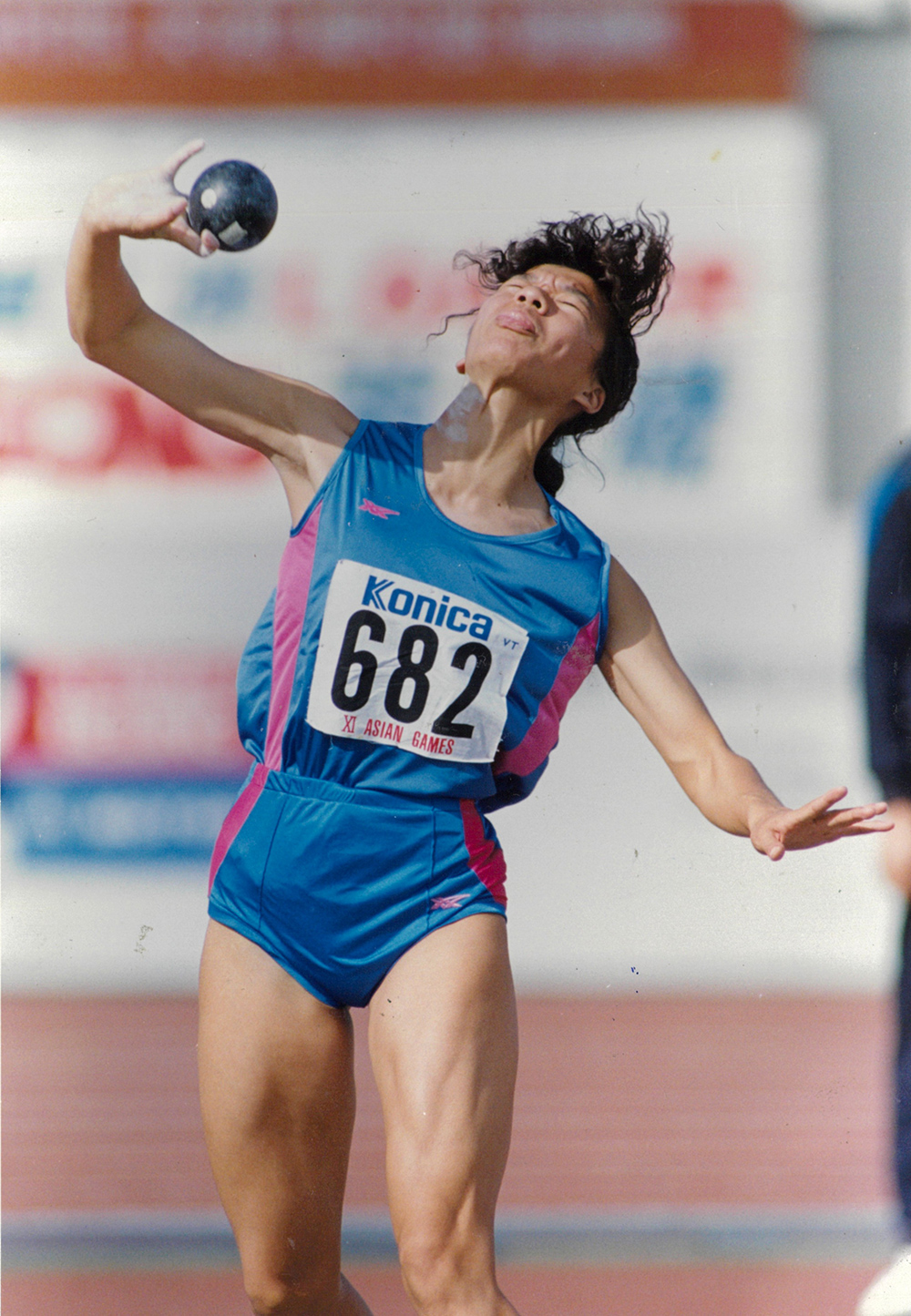 1990北京亞運馬君萍參與女子七項運動鉛球項目之比賽照。