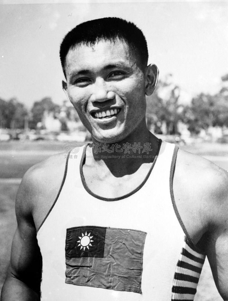 1960年第十七屆羅馬奧運會，楊傳廣以8,334分獲得銀牌。
                                                                                                    資料來源：國家文化資料庫，〈楊傳廣〉，