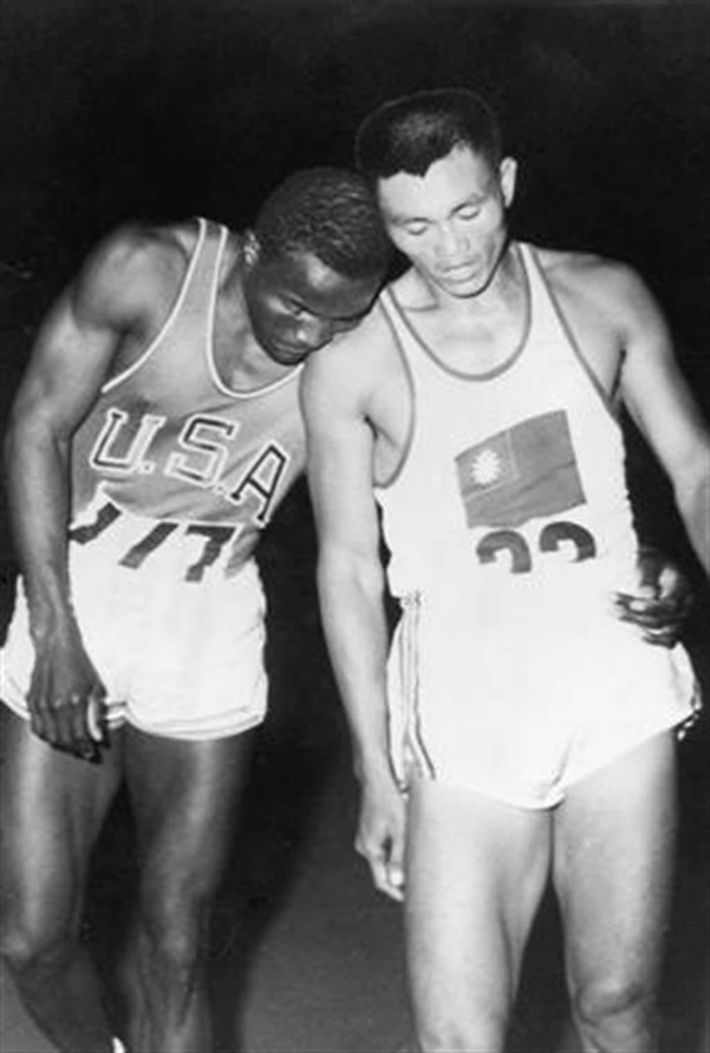 1960年第十七屆羅馬奧運會，田徑十項運動之1,500公尺項目完賽，強森力竭倚在楊傳廣肩上。
                                                                                                    資料來源：中時新聞網，〈奧運場上的君子之爭：楊傳廣與強生〉