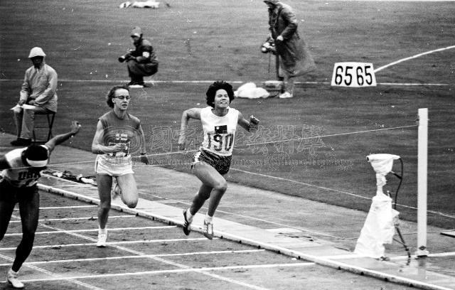 1968年第十九屆墨西哥奧運會，紀政參加田徑女子80公尺低欄之比賽情景
                                                                                                    資料來源：國家文化資料庫，〈紀政〉