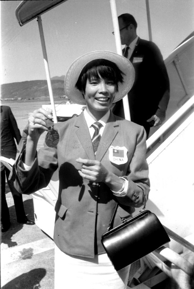1968年第十九屆墨西哥奧運會，紀政或田徑女子80公尺低欄銅牌，返臺接機之情景。
                                                                                                    資料來源：國家文化資料庫，〈紀政〉