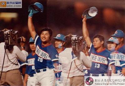 1984年第二十三屆洛杉磯奧運會棒球示範賽，我國成棒代表隊力克韓國，奪得銅牌。
                                                                                                    資料來源：典藏臺灣，〈中華棒球隊於奧運成棒賽贏得銅牌〉