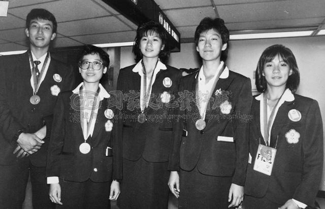 1988年第二十四屆漢城奧運會跆拳道示範賽，我國獲2金3銅佳績，右起：白允瑤、陳君鳳、陳怡安、秦玉芳、吳聰哲。
                                                                                                    資料來源：國家文化資料庫，〈跆拳道隊〉
