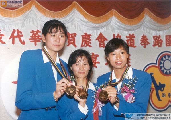 1992年第二十五屆巴塞隆納奧運會跆拳道示範賽，我國獲3金2銅佳績，右起童雅琳、羅月英、陳怡安。
                                                                                                    資料來源：典藏臺灣，〈巴塞隆納奧運摘下三金的跆拳道女將右起童雅琳、羅月英、陳怡安〉，