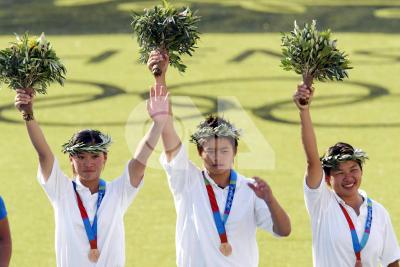 2004年第二十八屆雅典奧運會，吳蕙如（左）、袁叔琪（中）與陳麗如（右）獲射箭女子團體銅牌。
                                                                                                    資料來源：中央通訊社影像空間，〈中華奧運女子射箭團體摘銅〉