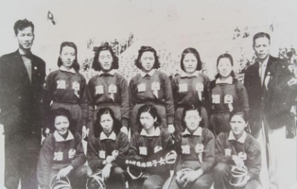1948年，第七屆全國運動會臺灣省女子排球代表隊冠軍。
                                                                                                    資料來源：典藏臺灣／中華民國排球協會。
                                                                                                    