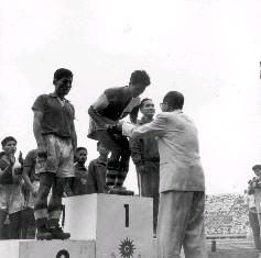 1958年，東京亞運會中華民國足球隊冠軍頒獎。
                                                                                                    資料來源：中央通訊社。
                                                                                                    