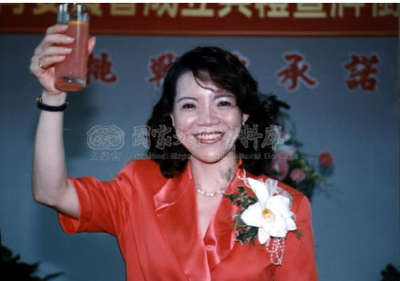 行政院體育委員會十六日正式掛牌運作，首任主委趙麗雲。在茶會中舉杯，對各界支持表示感謝。
                                                                                                    資料來源：中央通訊社。