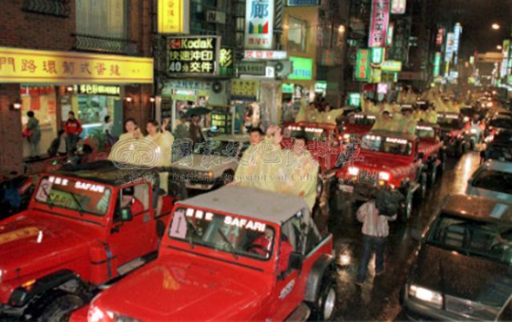 1998年，我國參加曼谷亞運會成績斐然，同年代表選手於12月21日晚間搭乘吉普車隊遊行，在臺北市街頭受到民眾歡迎。
                                                                                                    資料來源：中央通訊社。