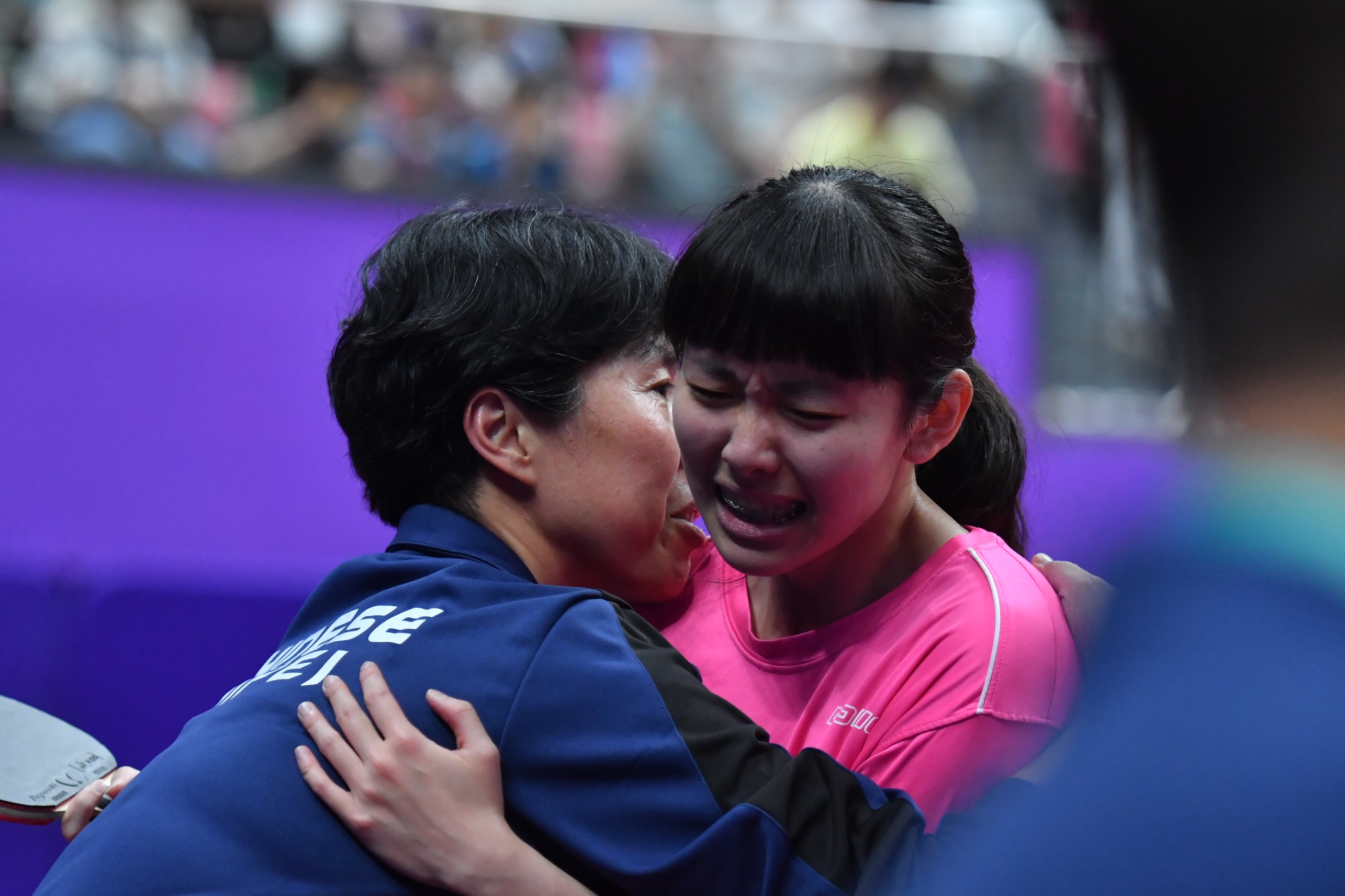 林姿妤與王明月教練相擁。