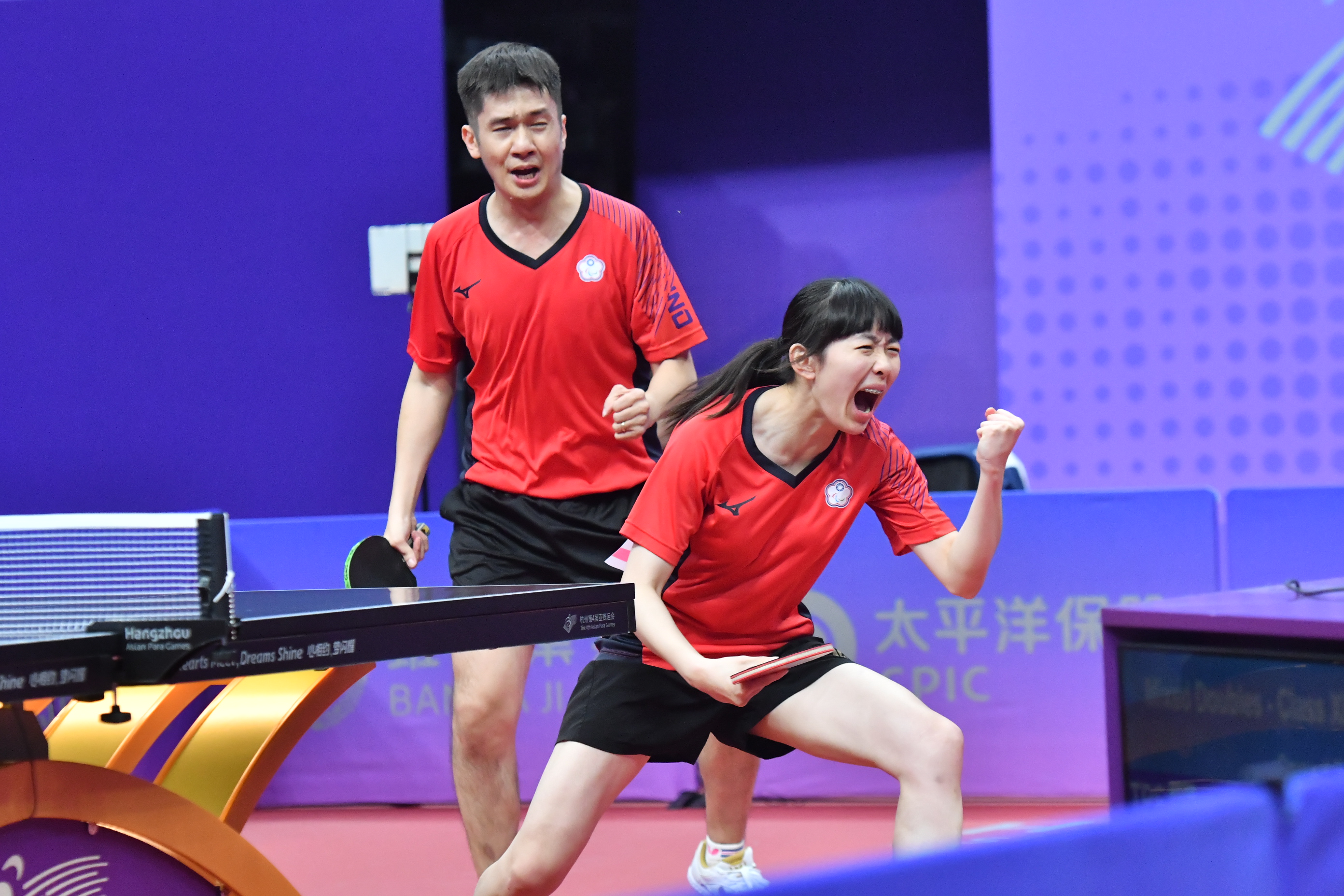 我國桌球混雙組合林姿妤、林駿梃於金牌戰擊敗中國組合勇奪金牌。