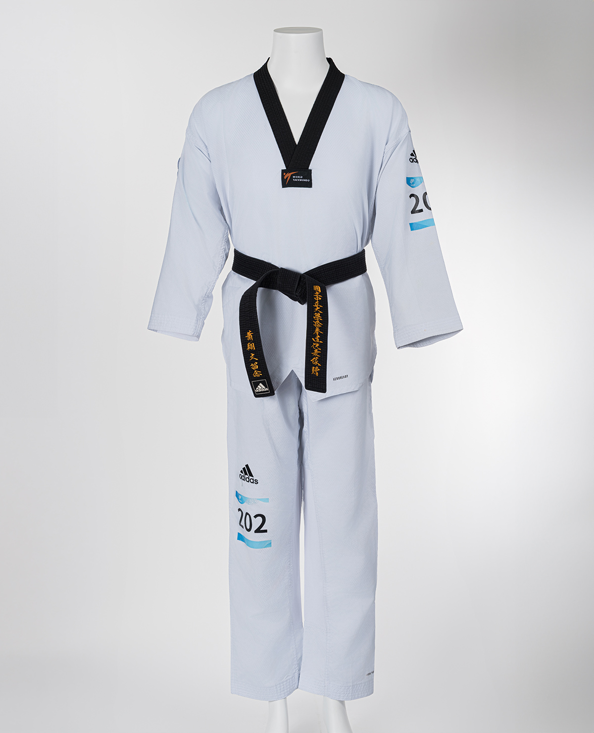 我國跆拳道好手蕭翔文比賽道服。
