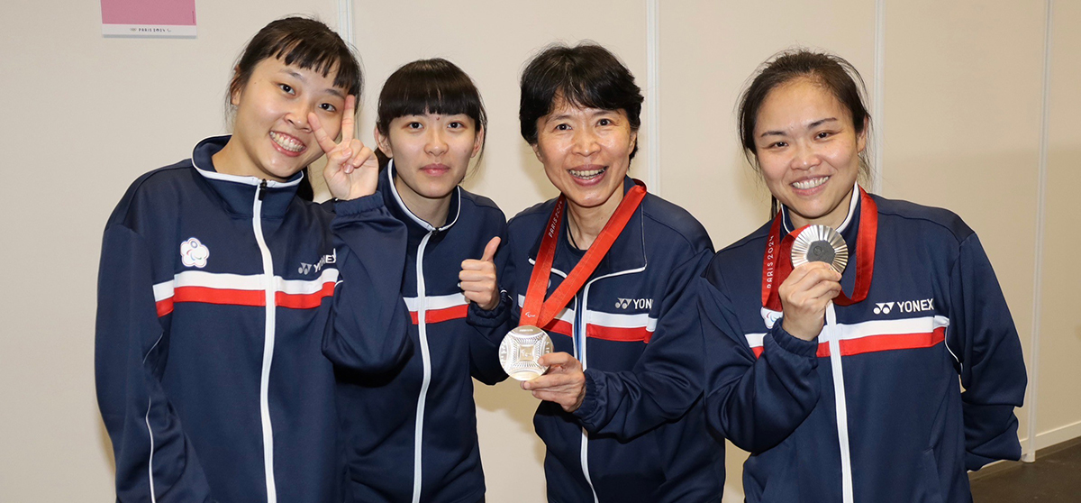 2024巴黎帕運桌球女雙勇奪銀牌，選手田曉雯、林姿妤及教練王明月、莊紋娟四人合影。