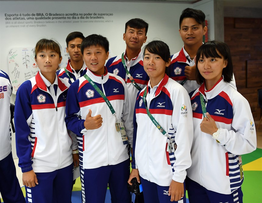 我國箭代表隊選手林詩嘉、雷千瑩、譚雅婷（前排左起）、余冠燐、魏均珩與高浩文（後排左起）出席里約奧運選手村升旗儀式。