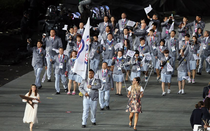 2012倫敦奧運開幕，我國代表隊進場，由舉重好手陳士杰擔任掌旗官。