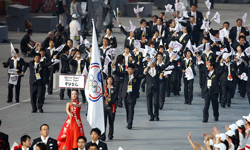 2008北京奧運開幕，我國代表隊進場，由女壘好手賴聖蓉擔任掌旗官。