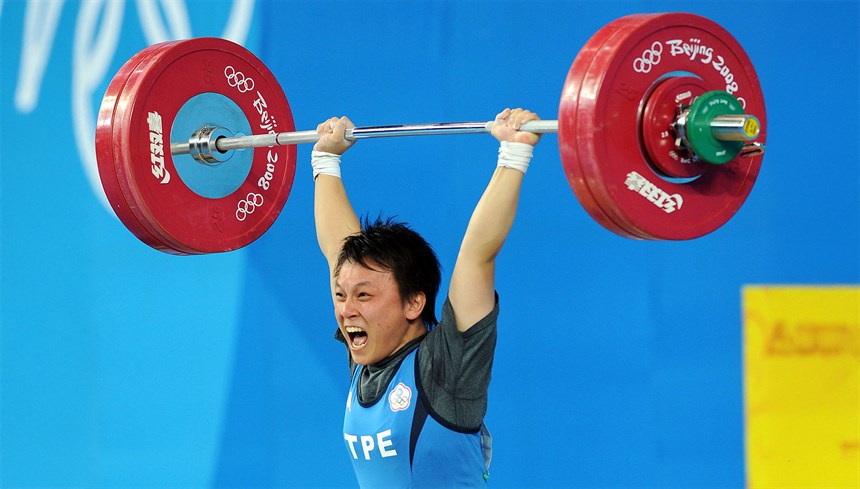我國舉重好手盧映錡勇奪女子63公斤級銀牌。 