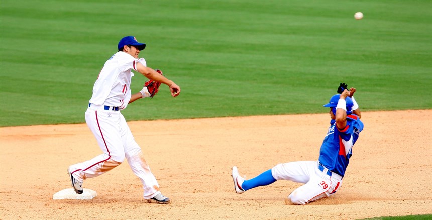 我國棒球好手蔣智賢在與韓國之戰，完成一次漂亮的雙殺。 