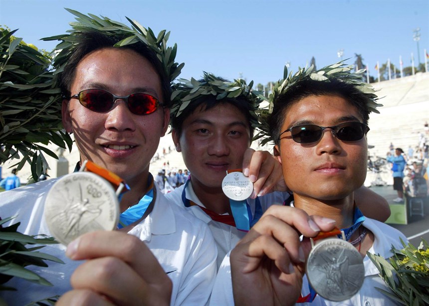 男子射箭隊陳詩園、王正邦、劉明煌（右起），為我國摘下男子射箭團體銀牌。 