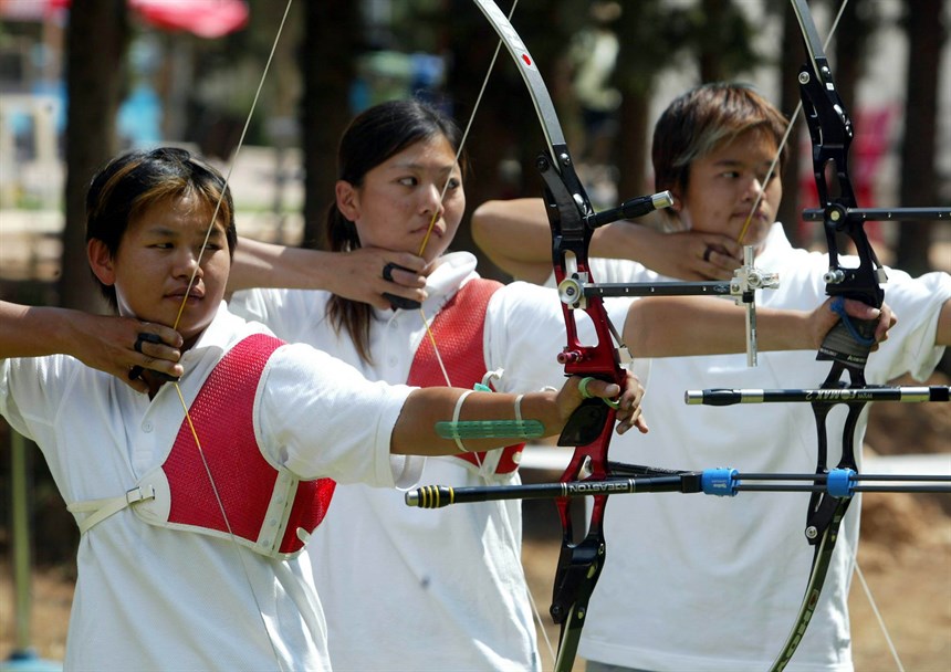 女子射箭好手陳麗如、吳蕙如和袁叔琪（左起）為我國摘下女子射箭團體銅牌。