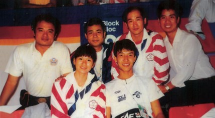 1988年漢城奧運我國代表隊成員陳怡安（前排左）、吳聰哲（前排右）與教練侯緯星（後排左2）、韓裕根（後排右2）等人之合影。