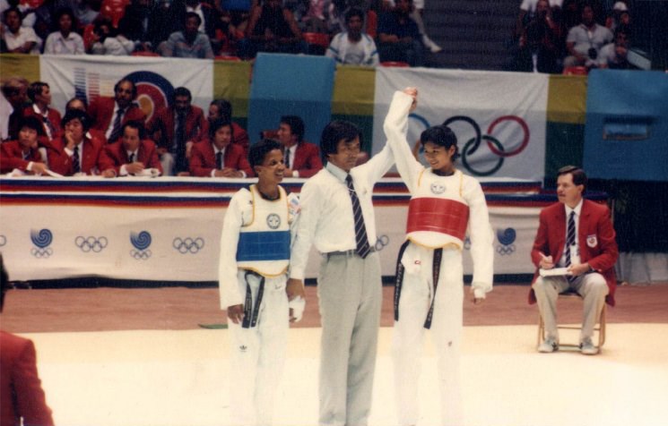 我國跆拳道好手陳怡安比賽照(右)。 