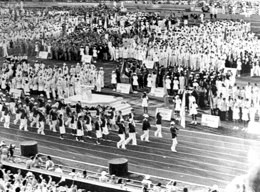 1984洛杉磯奧運奧運代表團開幕進場由田徑選手李福恩擔任進場掌旗官。