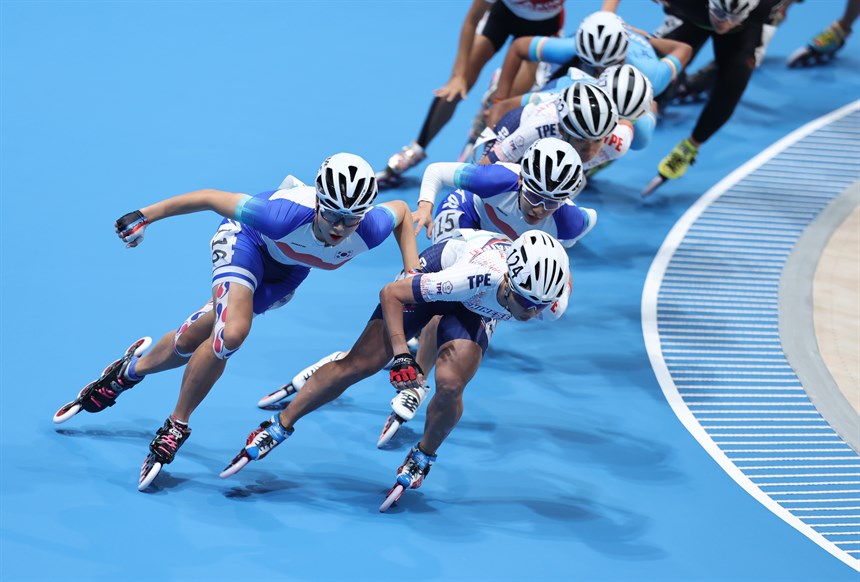 我國選手施沛妤（右後3）及楊合貞（右1）在亞運滑輪場與各國競速，爭金奪銀。