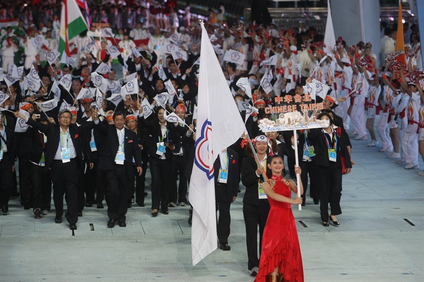 2010廣州亞運開幕典禮中，我國代表團由羽球選手簡毓瑾（前排左側）擔任掌旗官領軍，於第35順位進場。