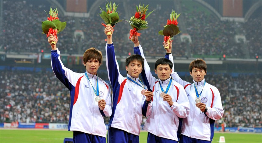 2010廣州亞運男子田徑400公尺接力，我國選手易緯鎮、蔡孟霖、劉元凱、王文堂（左起），跑出39秒05勇奪銀牌。