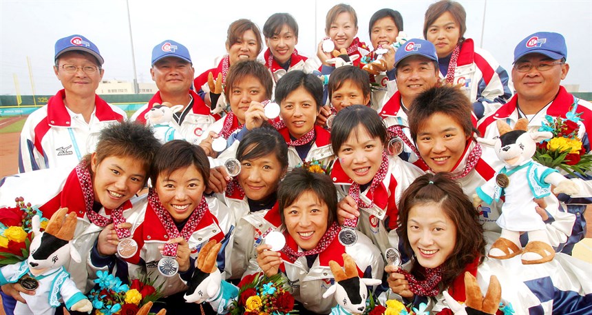 我國女子壘球隊闖進冠軍戰拿下銀牌。 