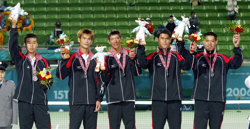 我國男子軟網團體賽李佳鴻、楊勝發、王俊彥、葉佳霖及林舜武（右起）在決賽中獲得亞運銀牌。 