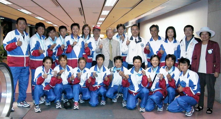 2002釜山亞運我國女壘隊勇奪銀牌。 