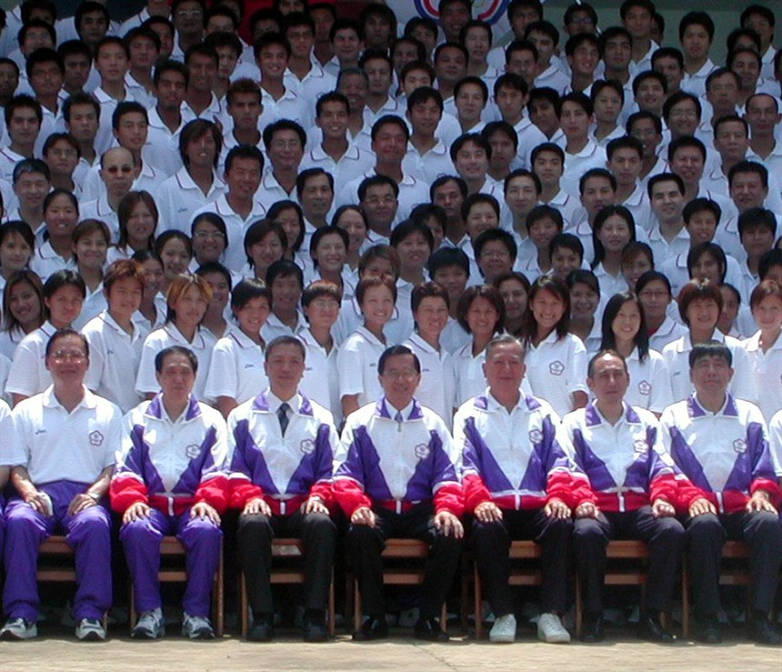 2002釜山亞運我國代表隊於國家訓練中心授旗合影。 