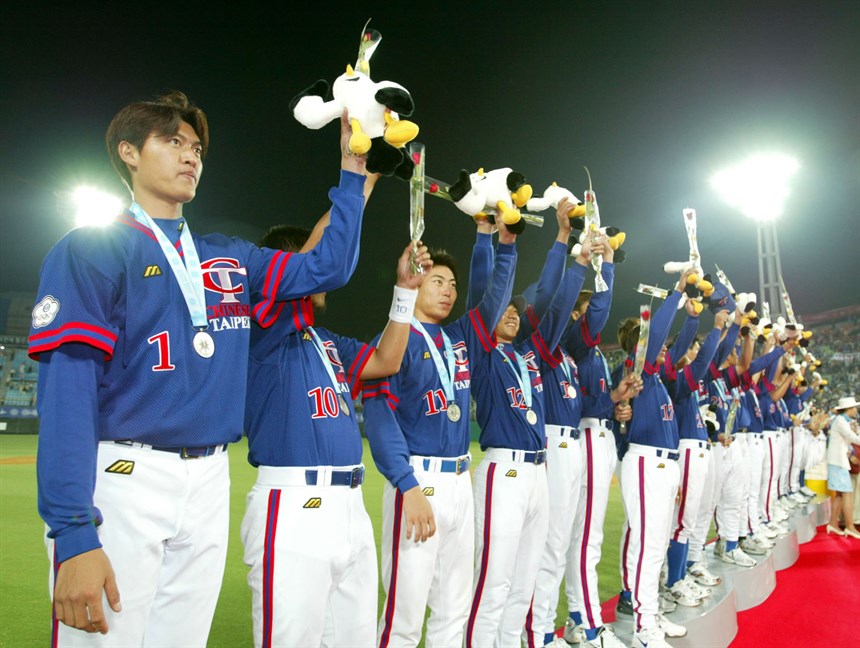 2002釜山亞運我國棒球代表隊勇奪銀牌。 