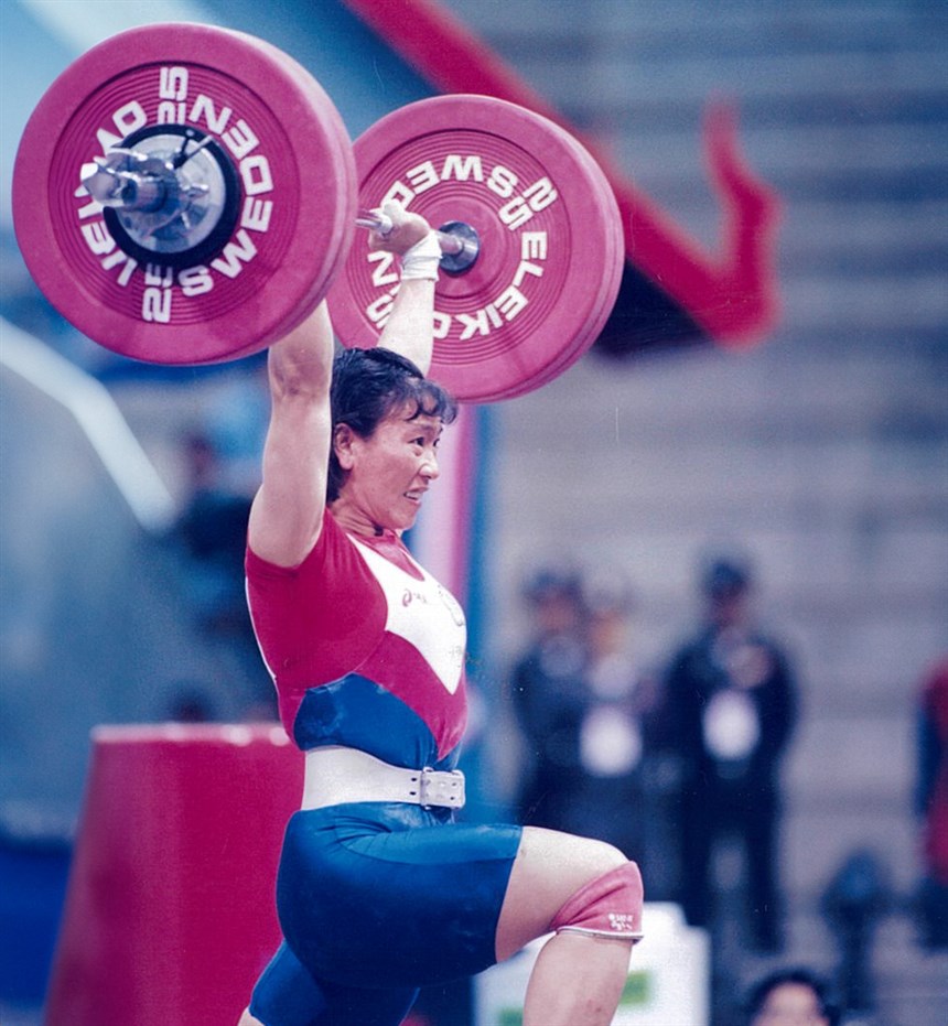 我國舉重好手黎鋒英比賽照。