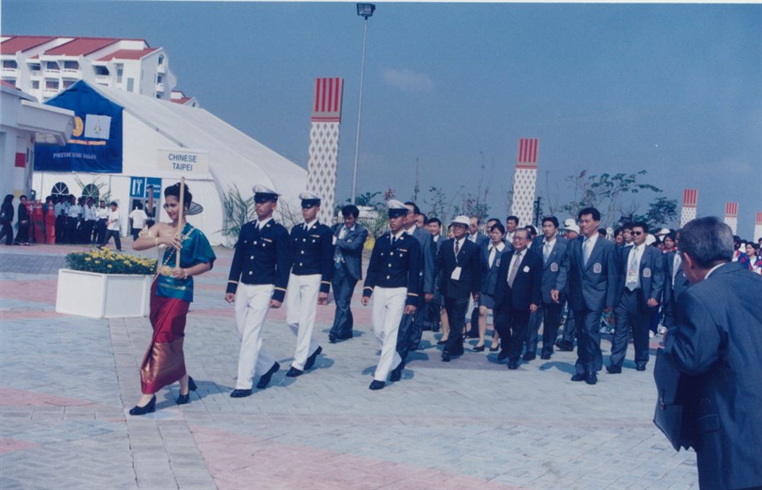 1998曼谷亞運我國代表隊預備進場。