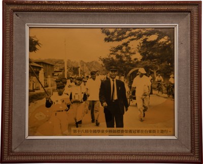 紅葉國小少棒隊「1966年第18屆全省學童棒球賽」獲冠於臺東街上遊行照片