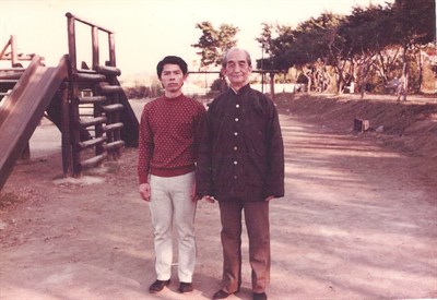 洪塗生及康國良合照