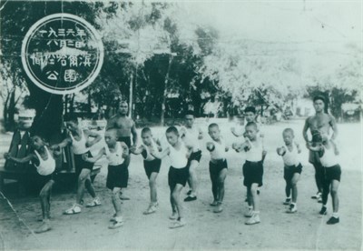 傅嘉賓1936年中國哈爾濱公園教拳照片