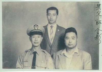 傅松南1951年及父親傅嘉賓和老師的三人合照