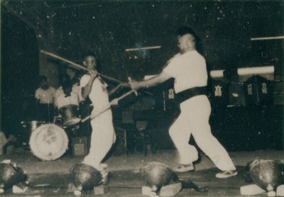 傅松南1951年及其父親傅嘉賓合力表演照片