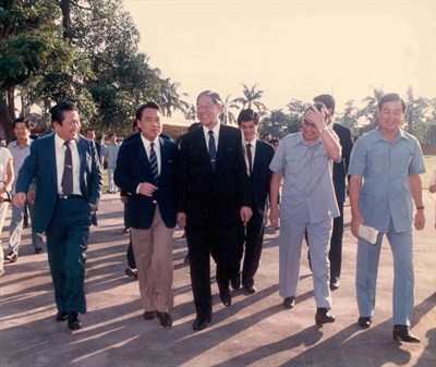 總統李登輝1988年巡視左營運動訓練中心照片