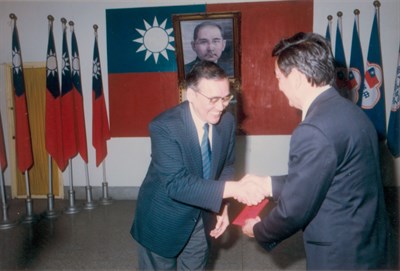 教育部部長毛高文1990年蒞臨左營運動訓練中心視導照片(二)