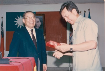行政院院長李煥1990年蒞臨左營運動訓練中心視導照片(二)