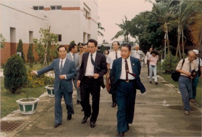 黎玉璽上將、鄭為元上將及張豐緒會長1990年蒞臨左營運動訓練中心視導照片(二)
