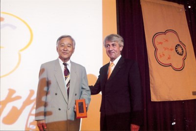劉欽芝「2013第53屆現代五項世界錦標賽」與國際總會會長合影
