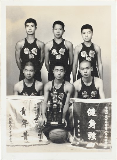 高庸收藏之「1954全國第1屆自由盃籃球錦標賽」「少年組」冠軍飛飛球隊合影照片