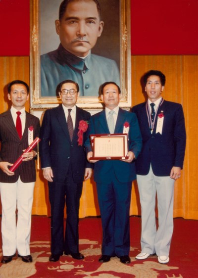 杜台興1984年獲頒中正體育獎章之合照