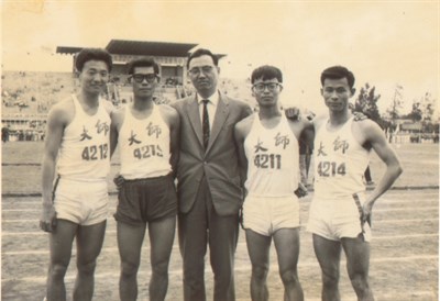 雷寅雄「1964臺灣省第13屆中等以上學校運動會」「1600公尺接力」冠軍並破大會紀錄照片